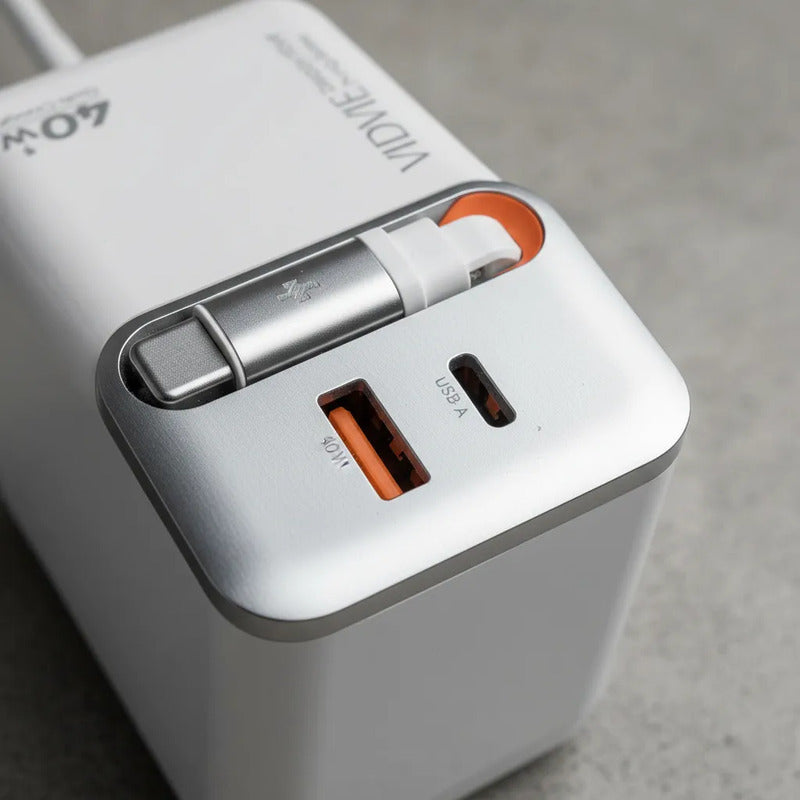 Cargador Con Cable Retractil  Carga Rapida + 2 Puertos Blanco