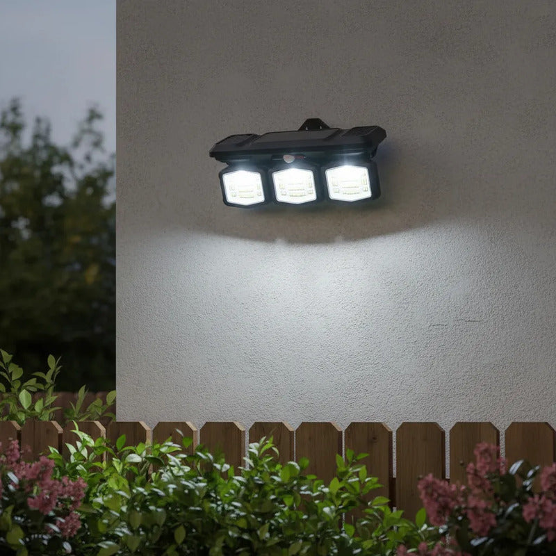 Foco Led Solar Con  Sensor De Movimiento 3 Cabezas Giratoria Negro Blanco Frío